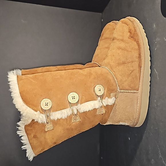 UGG Shoes - UGG Bailey Button Triplet II Boot in Chestnut Suede S/N 1962 Size 5 F100111